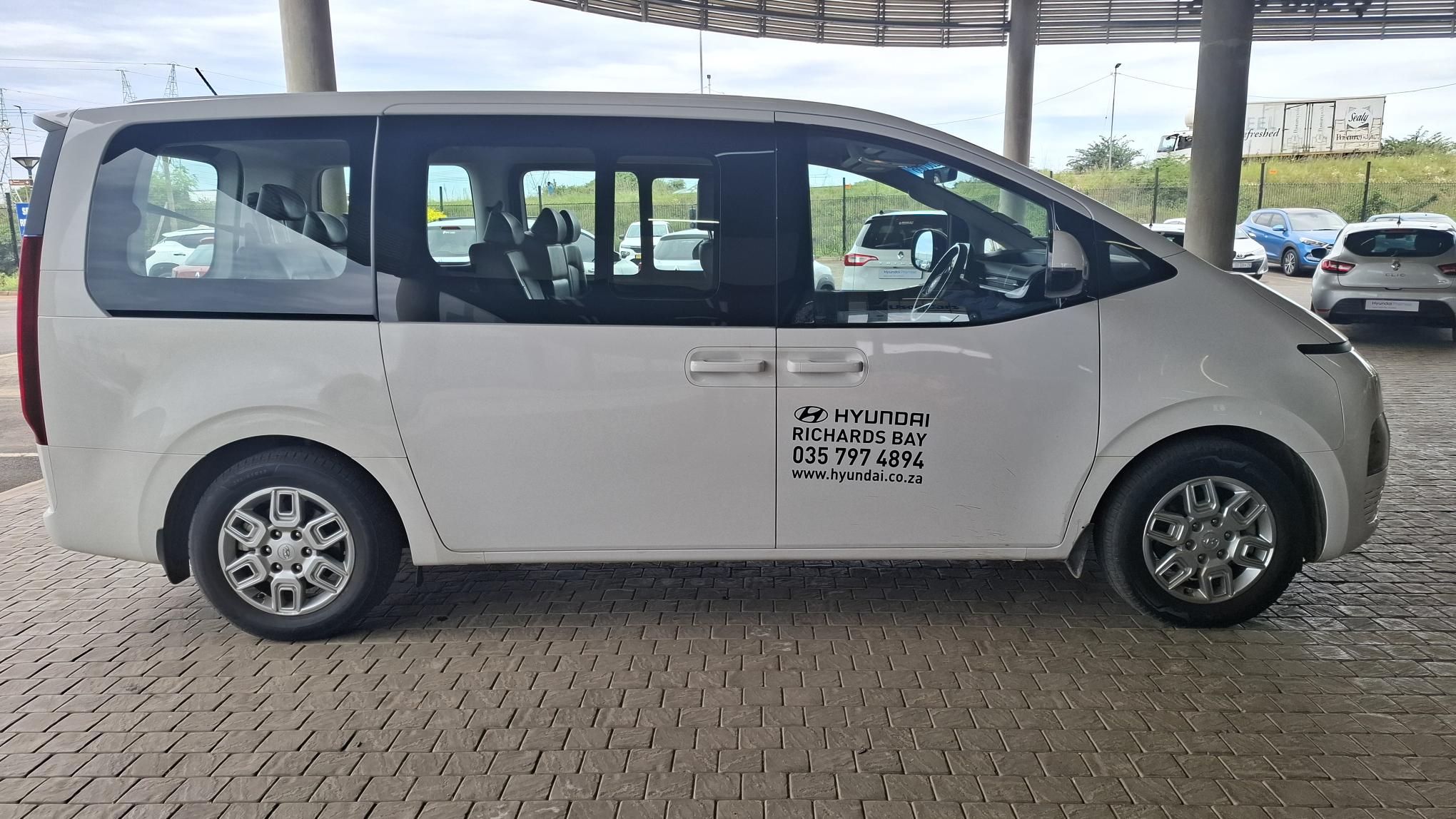 Hyundai Staria 2.2D Executive (9 Seater)