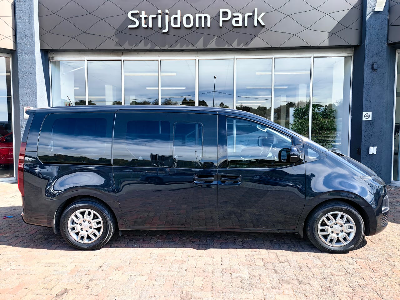 Hyundai Staria 2.2D Executive (9 Seater)