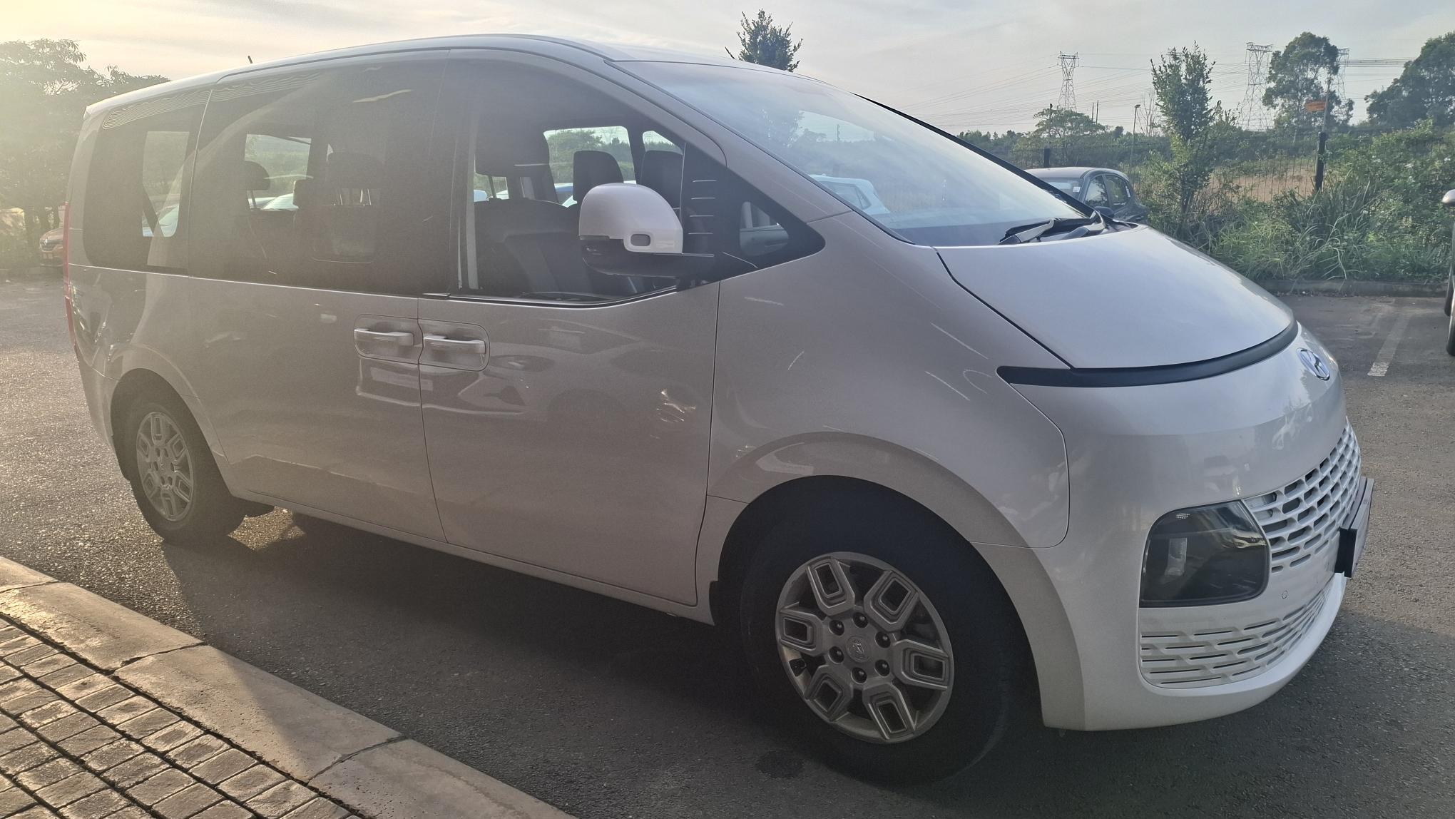 Hyundai Staria 2.2D Executive (9 Seater)