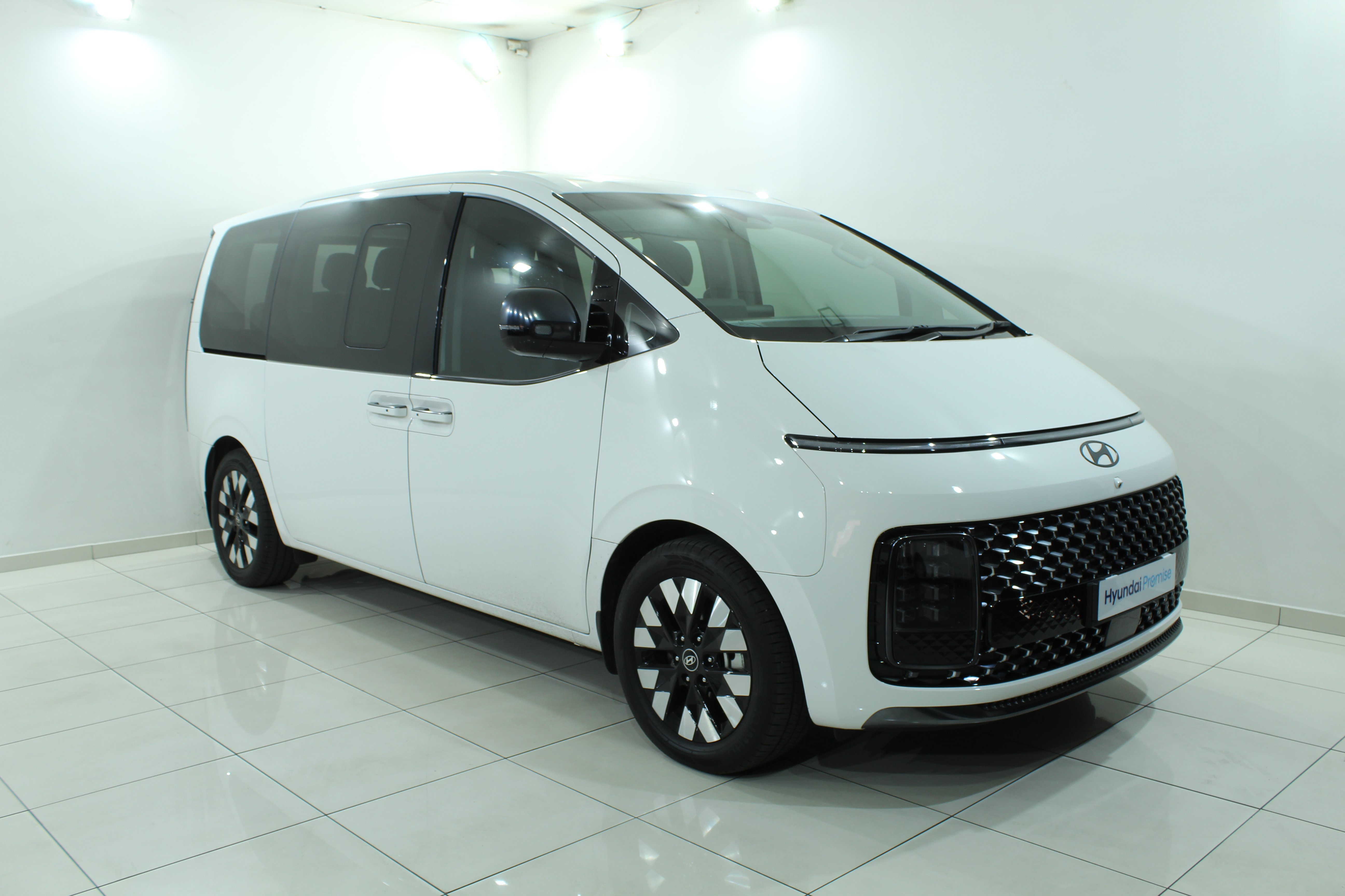 Hyundai Staria 2.2D Luxury (9 Seater)